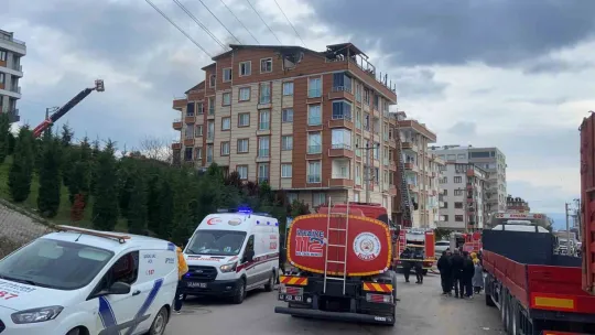 Kocaeli'de dubleks daire alev alev yandı