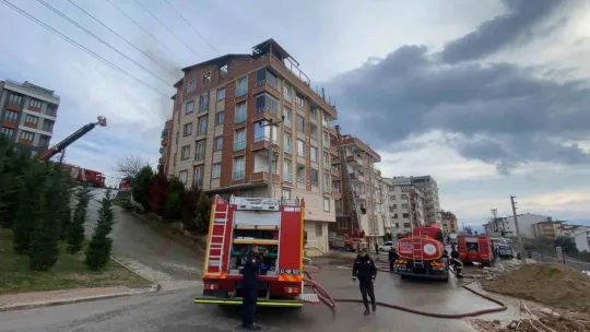 Kocaeli'de dubleks daire alev alev yandı
