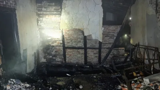 Dubleks ev alevlere teslim oldu