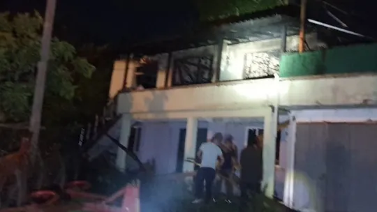 Dubleks ev alevlere teslim oldu