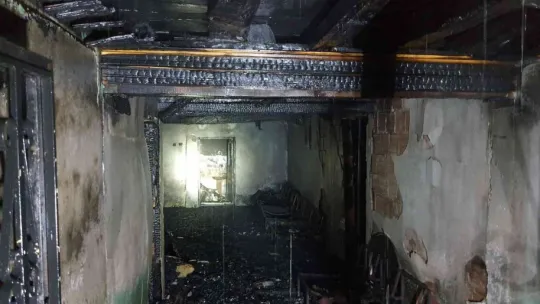 Dubleks ev alevlere teslim oldu