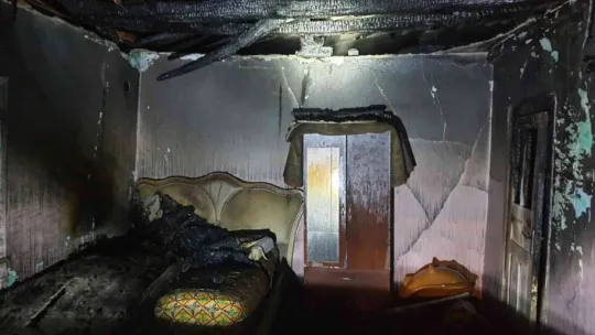 Dubleks ev alevlere teslim oldu