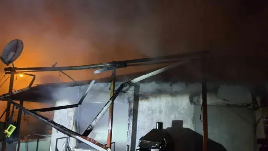 Dubleks ev alevlere teslim oldu