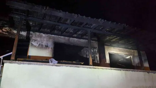 Dubleks ev alevlere teslim oldu