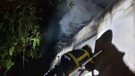 Dubleks ev alevlere teslim oldu