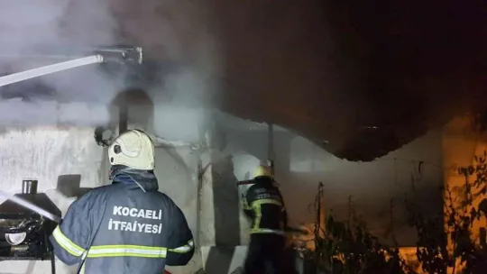 Dubleks ev alevlere teslim oldu