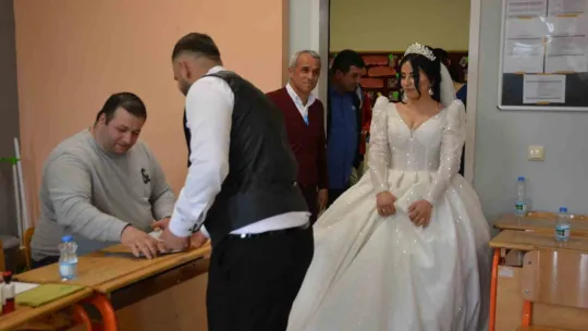 15 dakika da kalsa oy vermeye yetiştiler