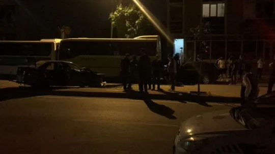 Düğün konvoyundaki otomobil park halindeki araçlara çarptı: 4 yaralı