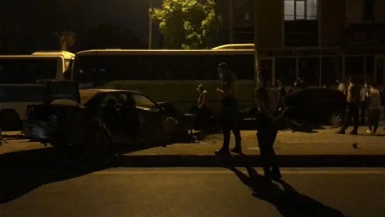 Düğün konvoyundaki otomobil park halindeki araçlara çarptı: 4 yaralı