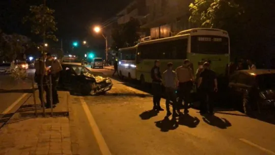 Düğün konvoyundaki otomobil park halindeki araçlara çarptı: 4 yaralı
