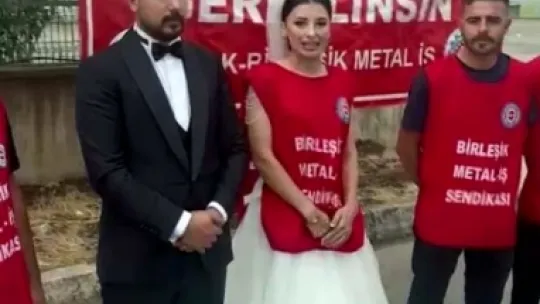 Düğününe saatler kala işten çıkarıldığını öğrendi: Gelinliğiyle fabrika önünde eylem yaptı