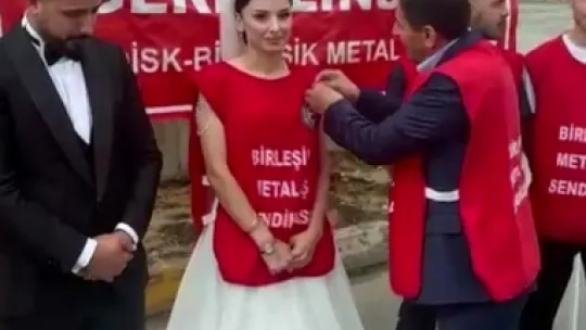 Düğününe saatler kala işten çıkarıldığını öğrendi: Gelinliğiyle fabrika önünde eylem yaptı