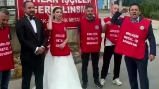 Düğününe saatler kala işten çıkarıldığını öğrendi: Gelinliğiyle fabrika önünde eylem yaptı