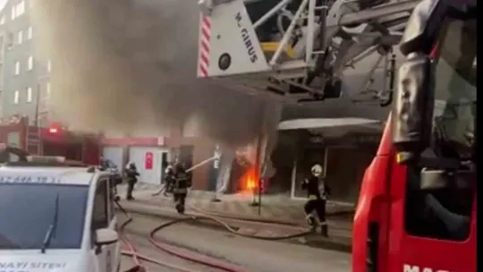 Dükkan önünde başlayan yangın akülerin patlamasıyla büyüdü