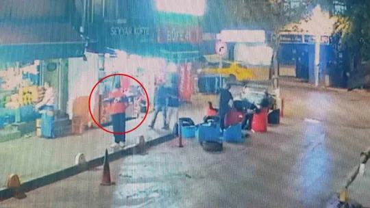 Dükkana geldi, esnafı vurdu: İşte o görüntüler