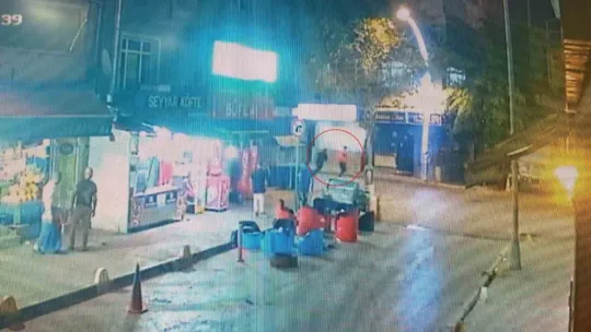 Dükkana geldi, esnafı vurdu: İşte o görüntüler