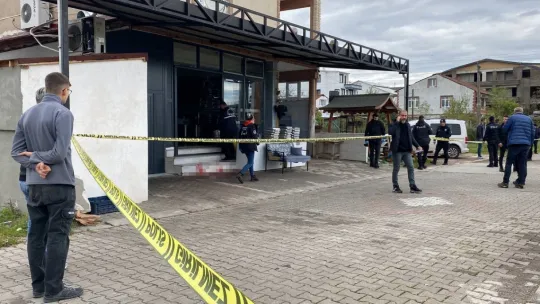 Dükkanın girişinde başından vurulan genç hayatını kaybetti