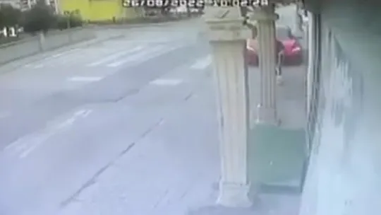 Dükkanın önünü süpürürken, dehşeti yaşadı!
