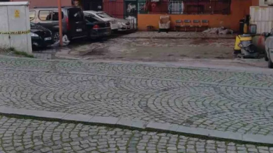 Dükkanının önünde uğradığı silahlı saldırıda yaralandı