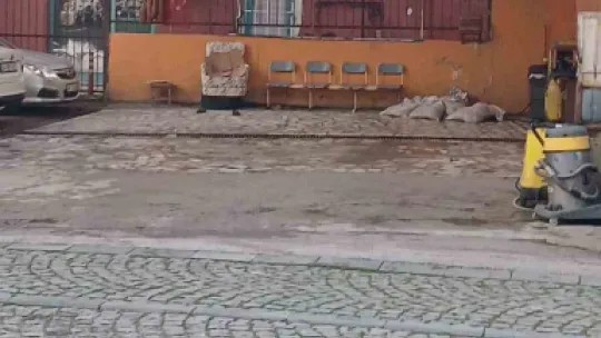 Dükkanının önünde uğradığı silahlı saldırıda yaralandı