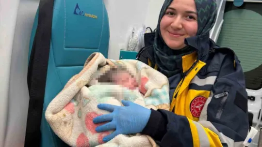 Dünyaya gözlerini ambulansta açtı