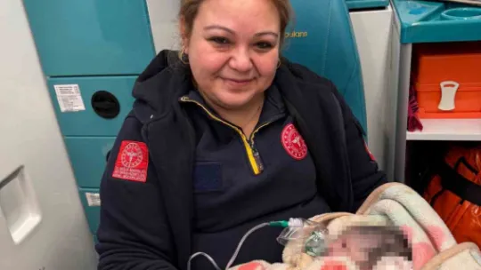 Dünyaya gözlerini ambulansta açtı