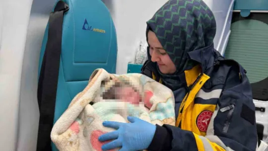 Dünyaya gözlerini ambulansta açtı