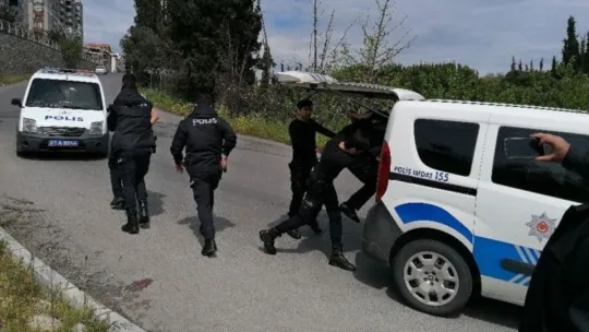 'Dur' diyen polisi yumrukladı!