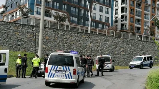 'Dur' diyen polisi yumrukladı!