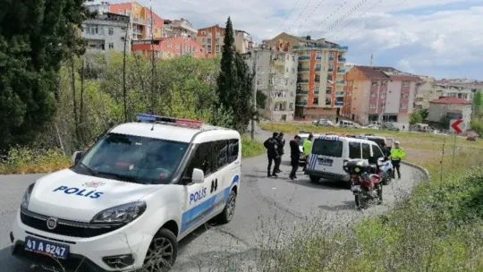 'Dur' diyen polisi yumrukladı!