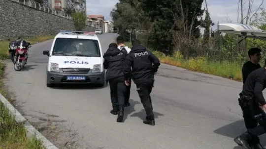 'Dur' diyen polisi yumrukladı!