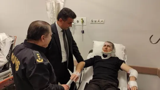 Ehliyetsiz sürücünün polisi sürüklediği anlar kameraya yansıdı