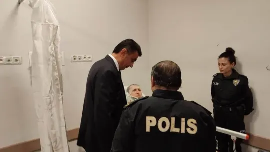 Ehliyetsiz sürücünün polisi sürüklediği anlar kameraya yansıdı