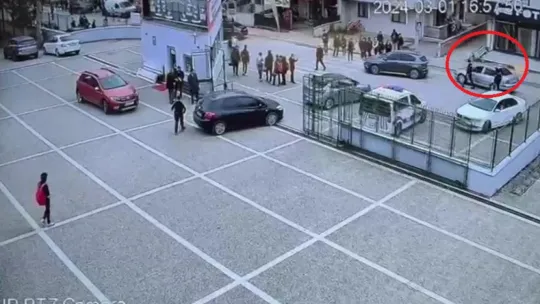 Ehliyetsiz sürücünün polisi sürüklediği anlar kameraya yansıdı