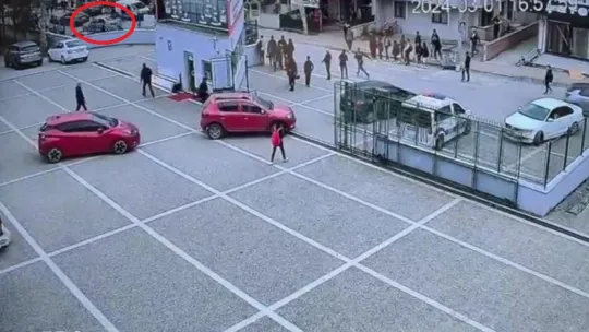 Ehliyetsiz sürücünün polisi sürüklediği anlar kameraya yansıdı