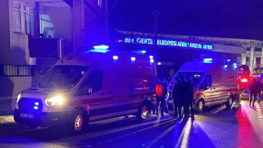 Durakta bekleyenlere otomobil çarptı: 1 ölü, 1 yaralı