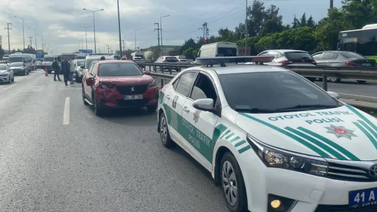 Duran tır zincirleme kazaya sebep oldu