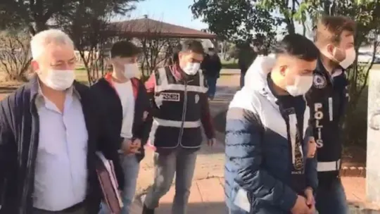 Durdurulan araçtan 7 adet ruhsatsız tabanca çıktı: 2 gözaltı