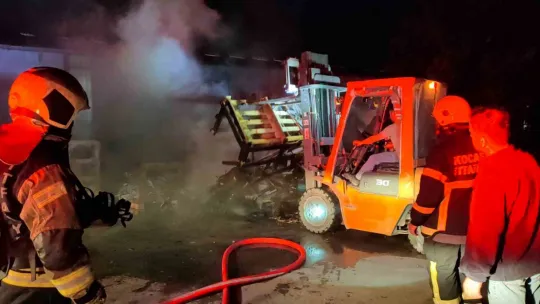 Duş kabini üreten fabrikada atık malzeme yangını