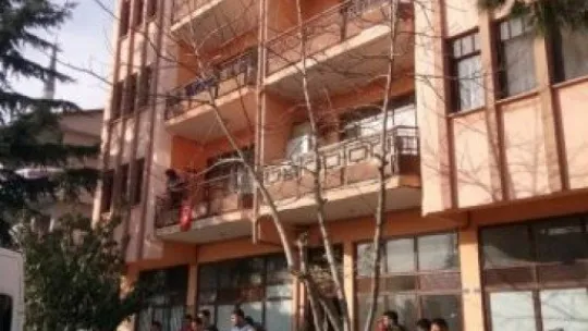 Düşerken çaptığı ağaç dalları çocuğu ölümden kurtardı