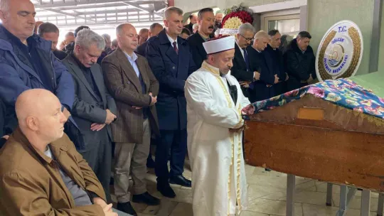 Düşük not aldığı için intihar ettiği iddia edilen lise öğrencisi son yolculuğa uğurlandı