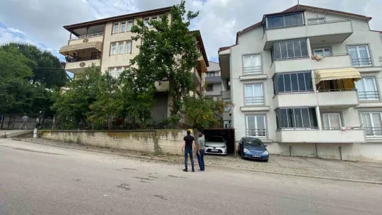 Ağaçtan düşerek demir korkuluklara saplandı