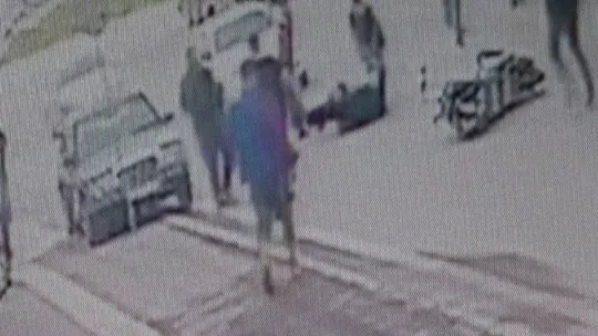 Düz yolda giderken düşüp yaralandı