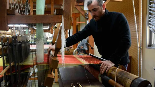 Ecdat yadigarı fabrikanın asırlık tezgahlarında üretim sürüyor