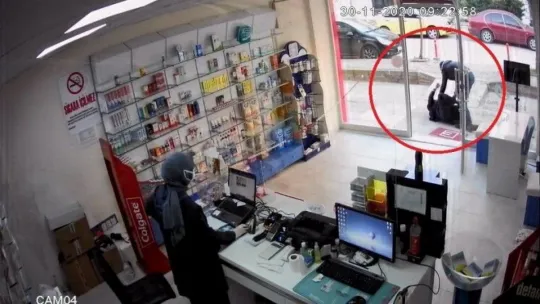 Eczanedeki çalışanı, yaşlı adamı kaldırıma fırlattı