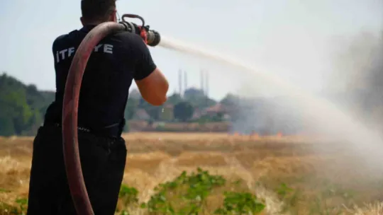 Anız yangını yerleşim bölgesine metreler kala söndürüldü