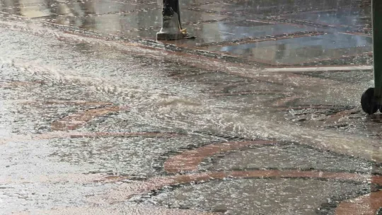 Fırtınada yollar göle döndü, ağaç dalları kırıldı