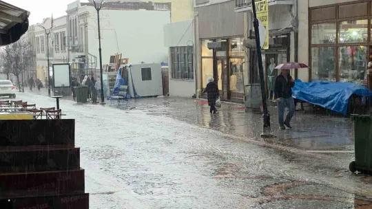 Fırtınada yollar göle döndü, ağaç dalları kırıldı