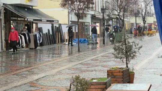 Fırtınada yollar göle döndü, ağaç dalları kırıldı