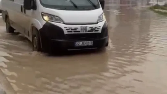 Fırtınada yollar göle döndü, ağaç dalları kırıldı